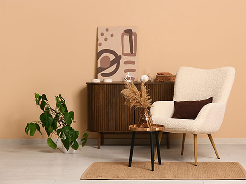 Wohnzimmer mit warmem Braunton